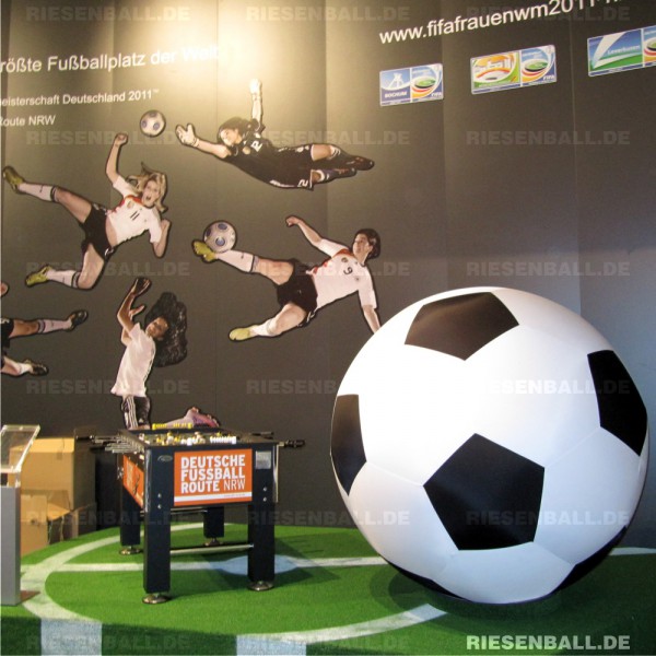 Riesen Fußball auf der ITB Berlin / Tourismus NRW