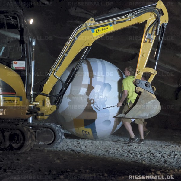 Eventball beim Kieswerkspektakel in der Schweiz